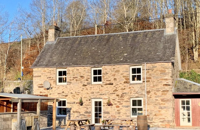 Beautiful 3 Bedroom bunkhouse, large garden, river and mountain views, perfect for groups