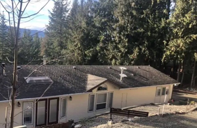Beautiful 3 bedroom vacation home with hot tub hosted by Eagle Ridge Stays Ltd.