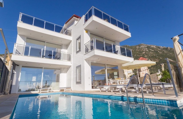 Beautiful 3 Bedroom Villa with Secluded Pool& Sea Views, Near the Centre
