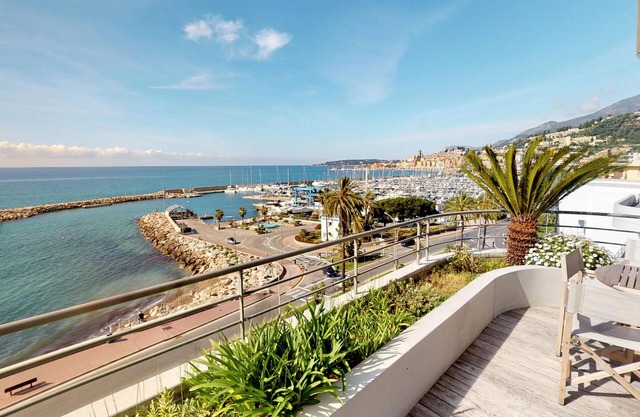 Beautiful 3-room seaside with 46m² terrace and private parking