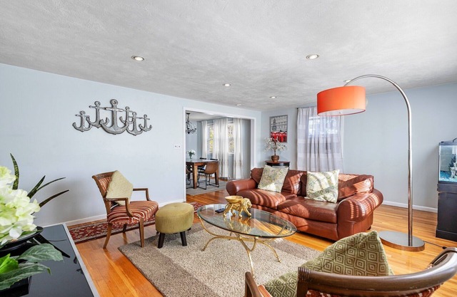 Beautiful 3BD/1BA apartment W Parking 3761