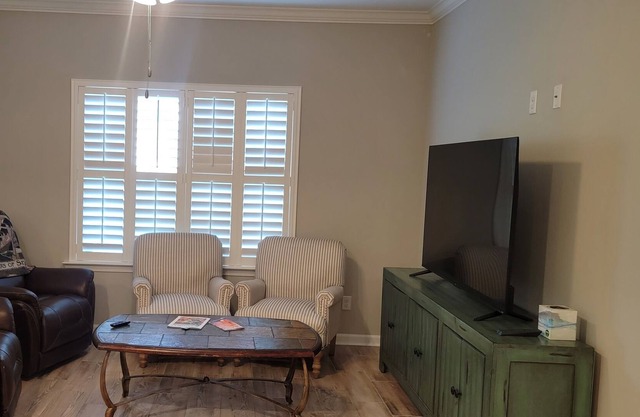 Beautiful 3bed two bathroom home near to Kingsbay Base and shopping center.