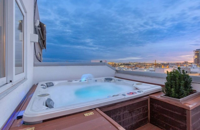 Beautiful 3BR Triplex penthouse with Hot-Tub
