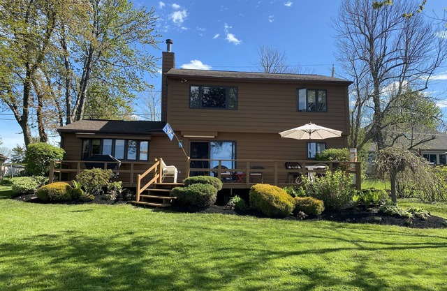 BEAUTIFUL 4 BDRM HOUSE ON LAKE ONTARIO.