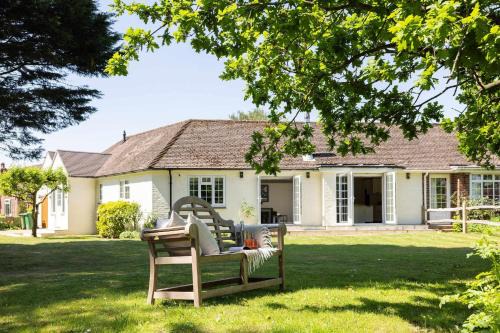 Beautiful 4-Bed Close to South Downs & Goodwood