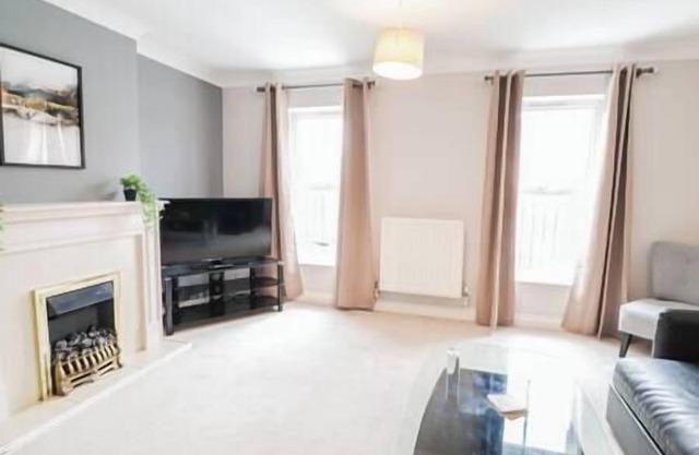 Beautiful 4 Bed House with FREE WIFI AND DRIVEWAY