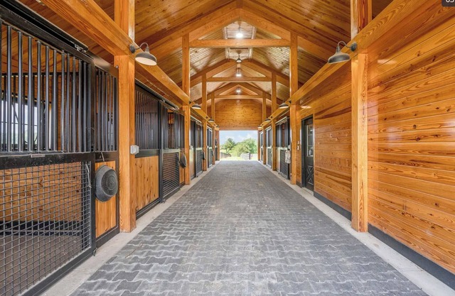 Beautiful 4+-bedroom house near KHP, with show barn stables and indoor arena.