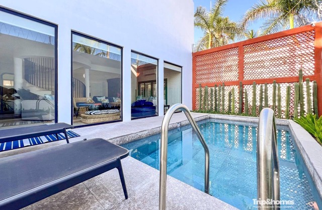 Beautiful 4-bedroom 4-Bathroom home with WiFi, AC one block from sea