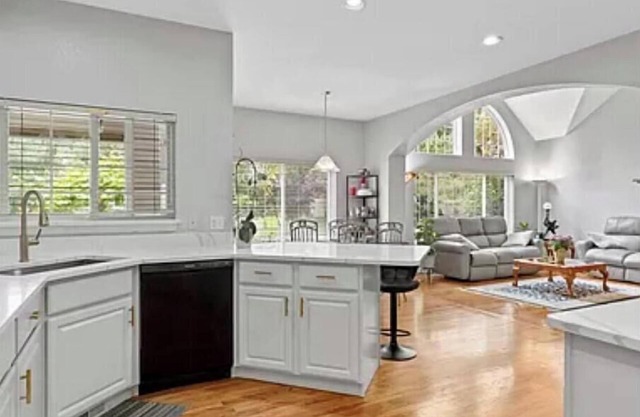 Beautiful 4 bedroom home-room to spread out!