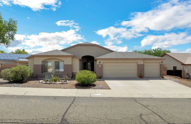 Beautiful 4-bedroom house with Pool in Tucson