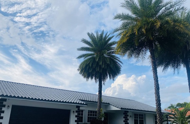 Beautiful 4 bedroom House W/ Pool