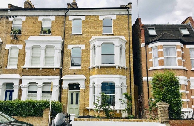 Beautiful 4 bedroom Victorian family house on quiet road