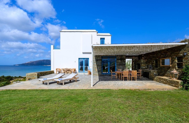 Beautiful 4 bedroom villa "on the beach" - Large swimming pool and terrace access
