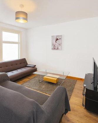 Beautiful 4 bedrooms house, 7 walk to train station