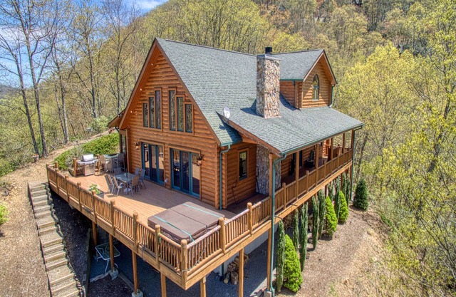 Beautiful 4 BR/3.5 BA + Loft, Hot-Tub, Valley Views, Covered Porch, Wi-Fi