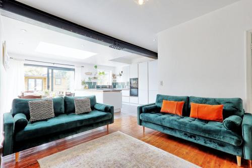 Beautiful 5 bed house, relaxing garden and driveway parking 10 min to the beach