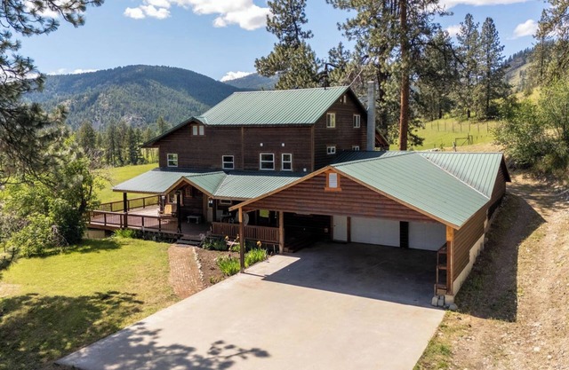 Beautiful 5-bedroom log cabin with spacious rooms and rustic charm.