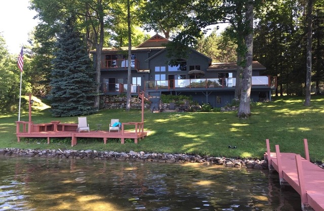 Beautiful 5 bedroom Clam Lake home with access to Torch Lake!