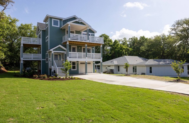 Beautiful 5 bedroom home - heated pool for an extra fee & hot tub