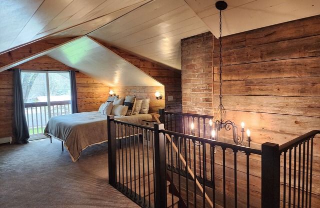 Beautiful 5 bedroom home w/access to hot tub/pool 25 mins to Glenwood or Vail!