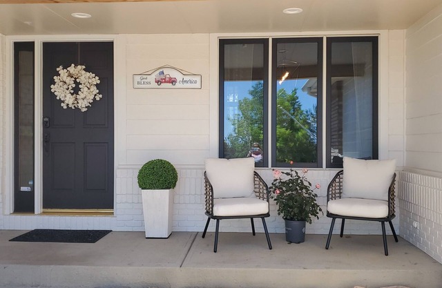 Beautiful 5 bedroom (sleeps 12) home with mountain views