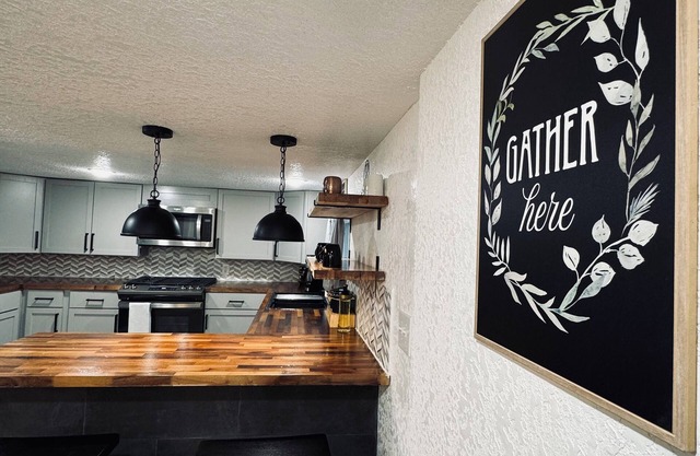 BEAUTIFUL 5-bedroom2.5 bath home in DOWNTOWN! Minutes from shops & restaurants.