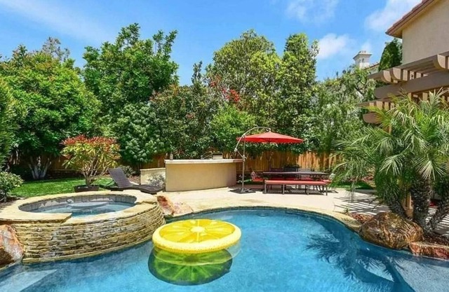 Beautiful 5bdr home: heated pool/spa, outdoor bar & BBQ, 10 min drive to beaches