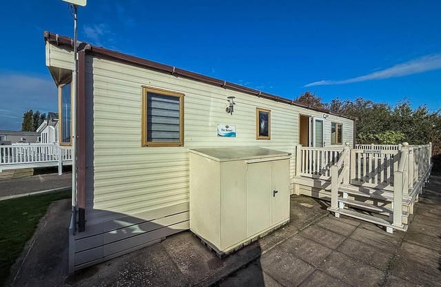 Beautiful 6 berth caravan for hire with huge decking at Manor Park ref 23142K