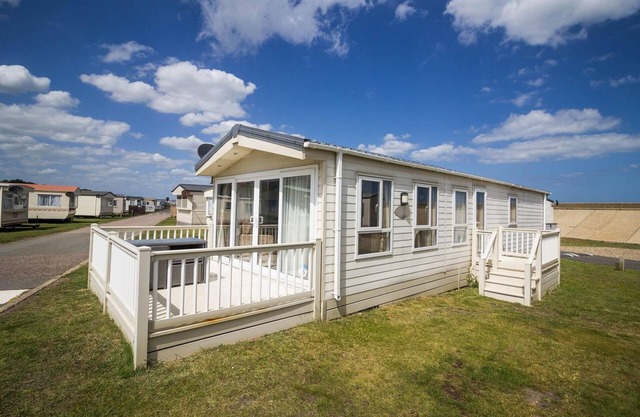 Beautiful 6 berth caravan by the beach in Suffolk ref 40076ND