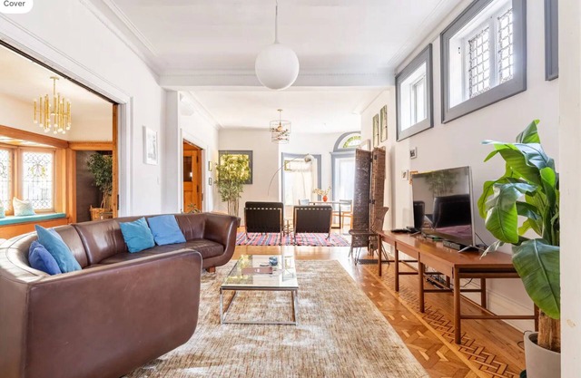 Beautiful 6BR mansion, 4 parking spots, sleeps 21! Walk to Wrigley & the lake!