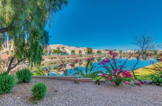 Beautiful Ahwatukee Condo 2 King beds Heated Pool Jacuzzi and Gym!
