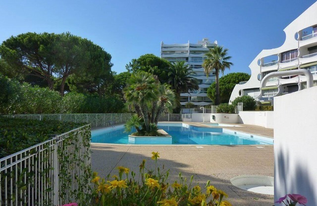 Beautiful air-conditioned apartment in a residence with swimming pool!
