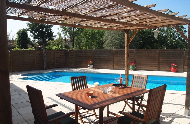 Beautiful air-con villa with private poolnIn the canal-side village of Homps