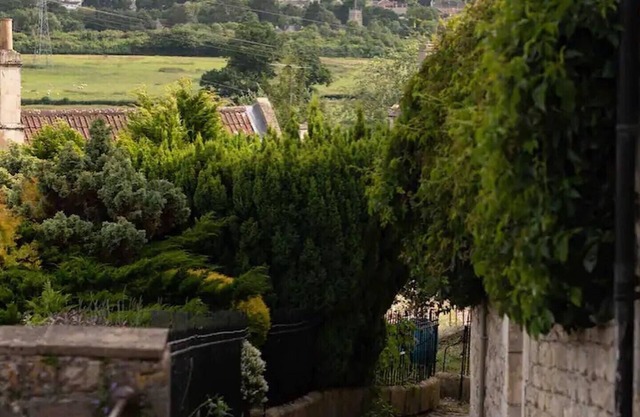 Beautiful and cosy 2-bedroom (sleeps 5) cottage close to heritage city Bath Spa