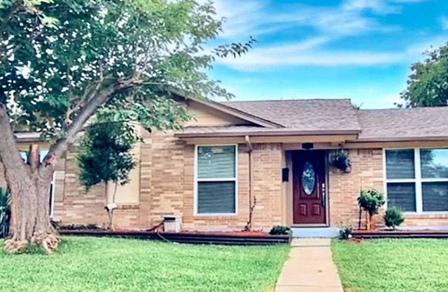 Beautiful and Cozy Home Across Street from Park