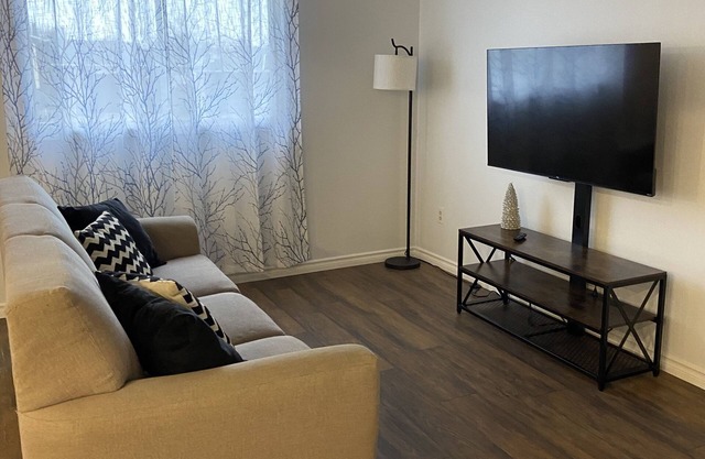 Beautiful and Cozy House - Close to attractions!