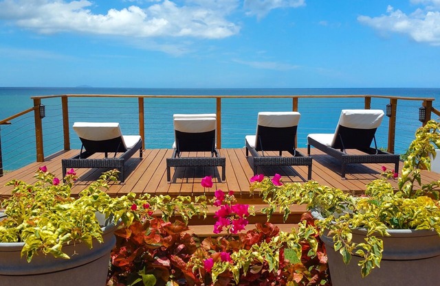 BEAUTIFUL AND ELEGANT 5 BDRM OCEAN FRONT HOUSE WITH DIRECT ACCESS TO THE OCEAN