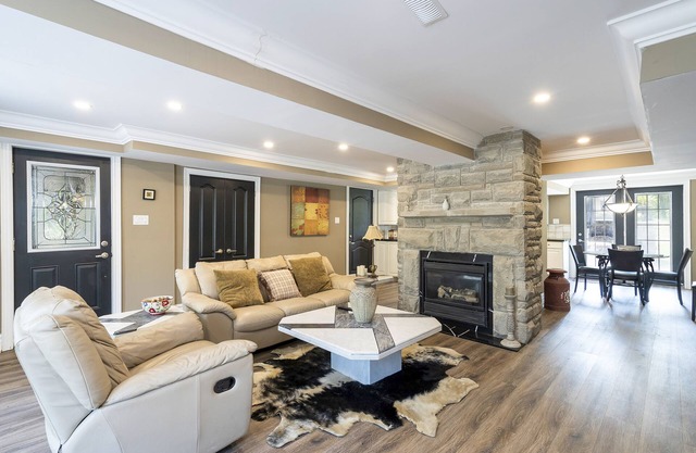Beautiful and Modern Two Bedroom Home/Walking Distance to Beach