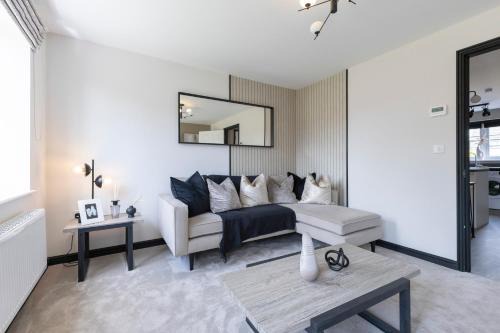 Beautiful and Spacious 3-bed Home in Nottingham by Renzo, Driveway, Close to M1!