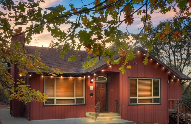 Beautiful and Spacious Country Home w/Hot Tub Located in the Gateway to Yosemite