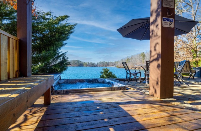 Beautiful and spacious home near Warpath Landing with hot tub and dock!