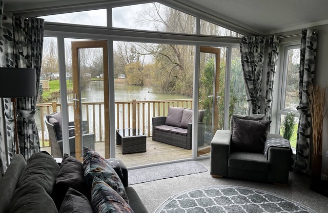 Beautiful and Tranquil Lakeside Lodge - Sleeps 5