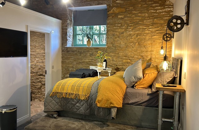 Beautiful Annex in Old Barn with King Size Bed, Ensuite, Kitchen and Dining Area