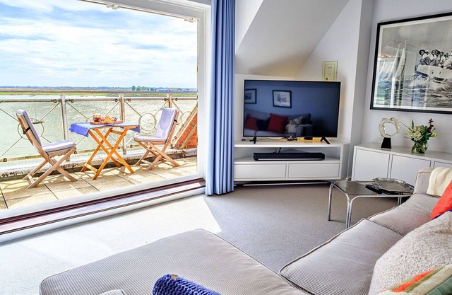 Beautiful apartment for 5 people with WIFI, balcony, pets allowed and parking
