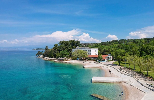 Beautiful apartment for 2 people with WIFI, A/C, pool, TV, patio, pets allowed and parking