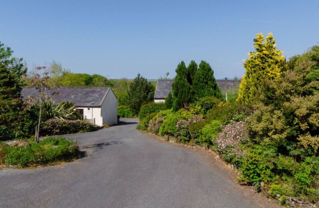 Beautiful apartment in villa for 3 guests with WIFI, TV, patio, pets allowed and parking