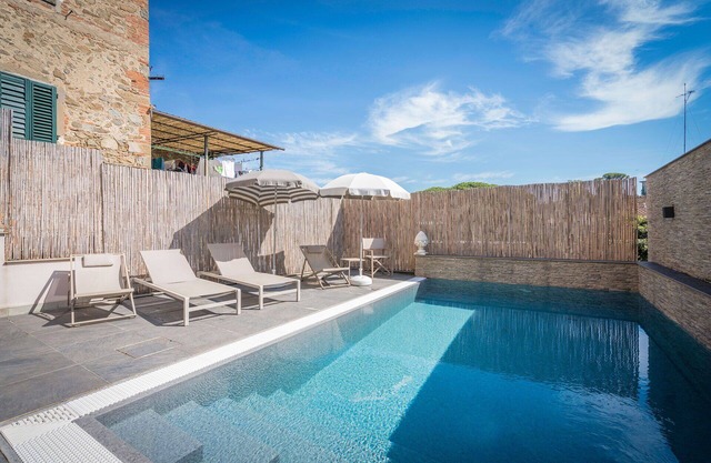 Beautiful apartment for 4 guests with pool, WIFI, A/C, TV, balcony and panoramic view