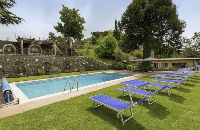 Beautiful apartment in villa for 13 people with A/C, WIFI, private pool, TV, patio and parking