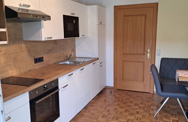 Beautiful apartment in villa for 4 people with WIFI, TV, balcony and parking