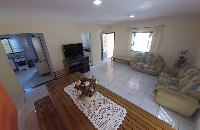 Beautiful apartment (first floor) in Perequê, 600m from the beach with air and Wi-Fi